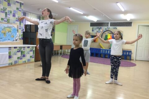 Фото фрагмента занятия в танцевальной студии «Познайка»